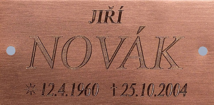Rytý štítek na urnu 7 - Pohřební služba Praha