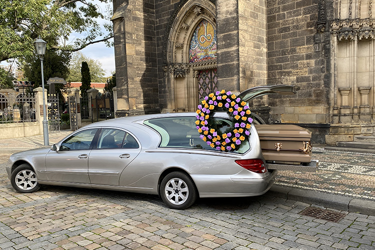 Pohřební vozidlo Mercedes